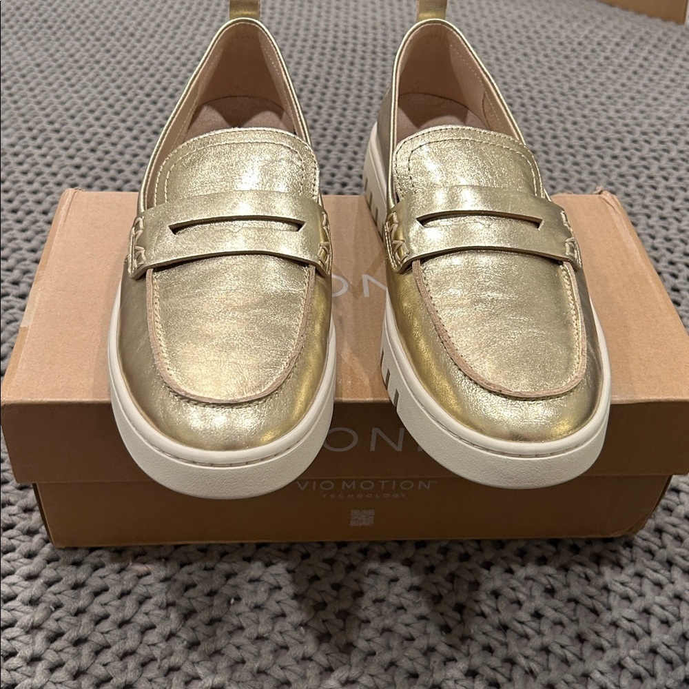 Vionic Uptown - Women's Comfort Loafers Gold 8.5 - Picture 2 of 7